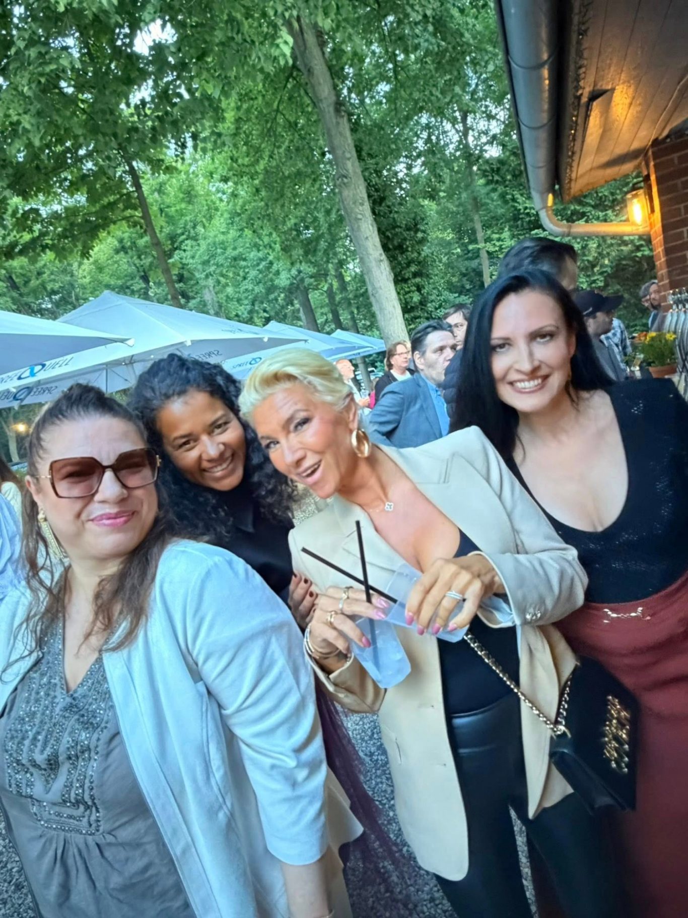 TAVERNA INOS - In guter Gesellschaft